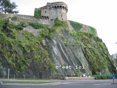 L'entrée sous les remparts