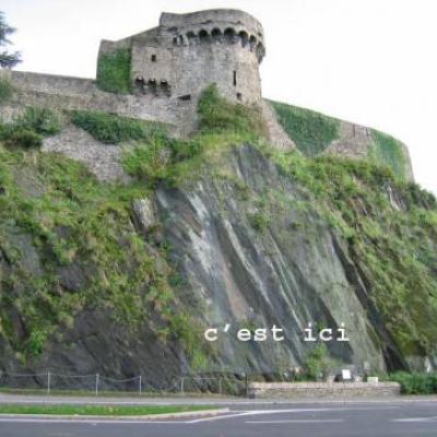 L'entrée sous les remparts